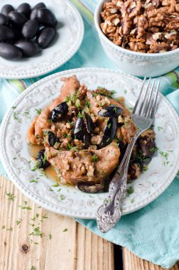 zeytin ve fındık ile tavuk güveç