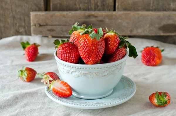 Fresh strawberries in a bowl — Stock Photo, Image