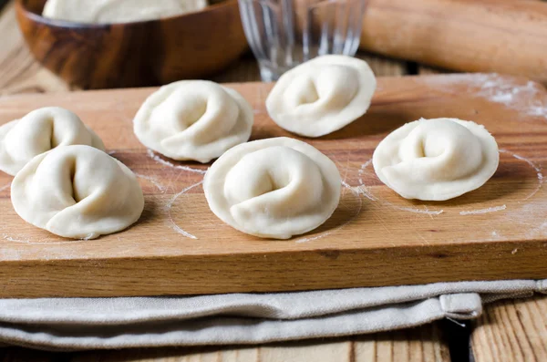 Uncooked freshly pelmeni — Stock Photo, Image