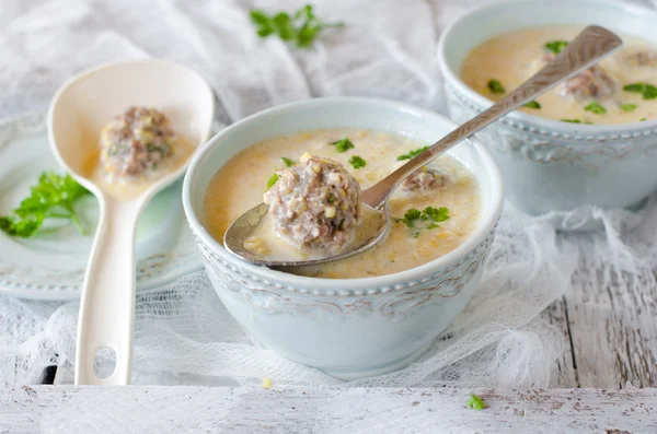 MAJSSOPPA med köttbullar — Stockfoto