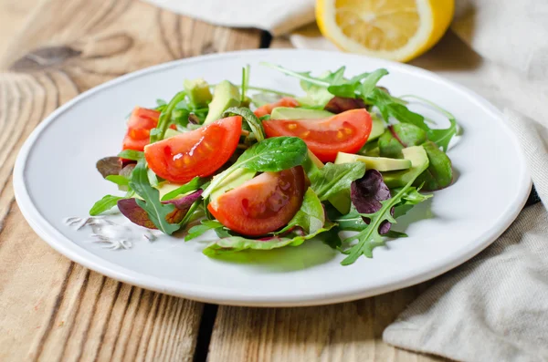 Salade met avocado en cherry tomaten — Stockfoto