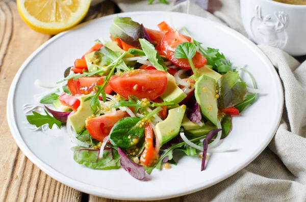 Salad dengan tomat alpukat dan ceri — Stok Foto