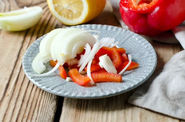 Plátky cibule a červené peper — Stock fotografie