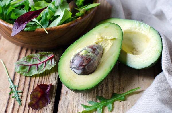 avokado ve salata karışımı