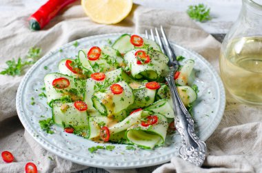 salata, salatalık, biber ve haşhaş tohumu ile