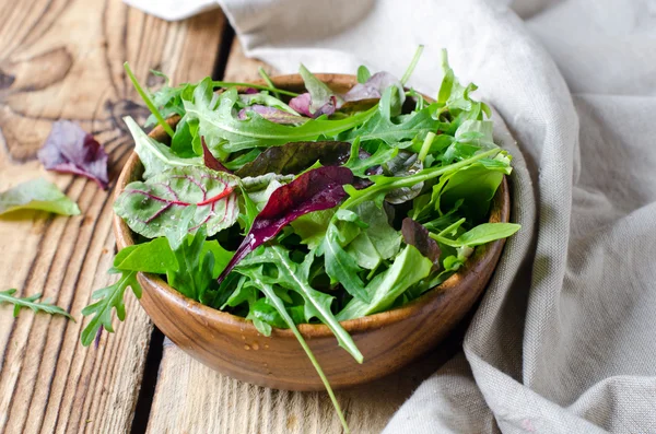 Mezcla de ensalada en un bol — Foto de Stock