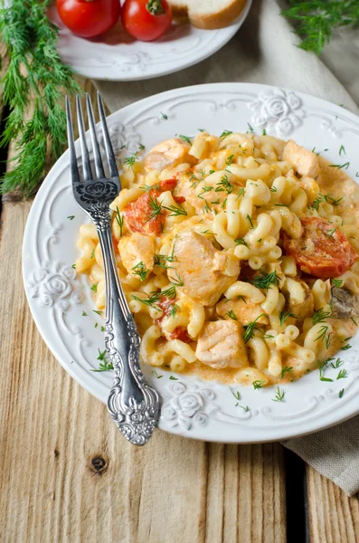 Pasta met zalm en cherry tomaten — Stockfoto