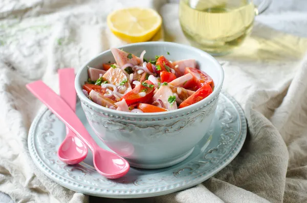 Ensalada con jamón y tomate —  Fotos de Stock