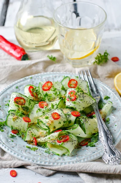 Salade de concombre, poivre et graines de pavot — Photo