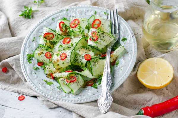 Sallad med gurka, paprika och vallmo frön — Stockfoto