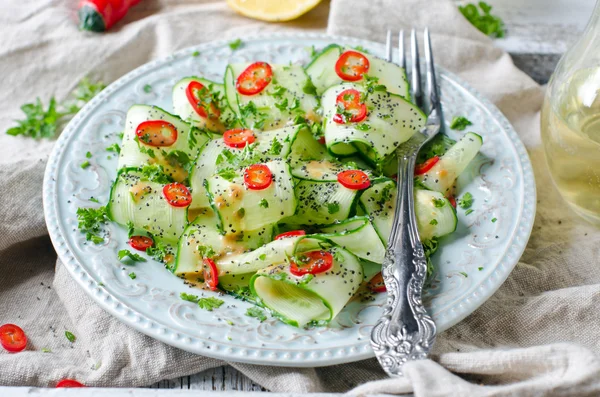 Salade met komkommer, paprika en klaproos zaden — Stockfoto