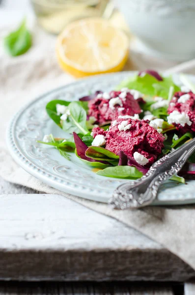 Beet salad with feta cheese and salad mix — Stock Photo, Image