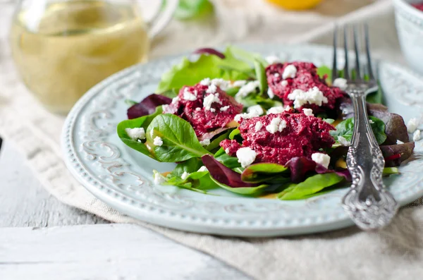 Beet salad with feta cheese and salad mix — Stock Photo, Image