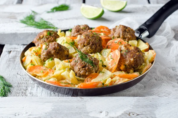 Meatballs with vegetables — Stock Photo, Image