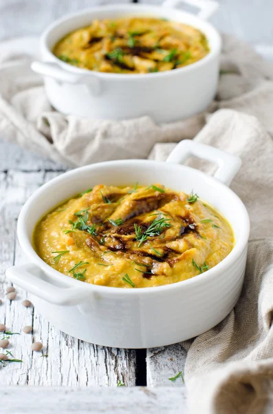 Sopa creme de abóbora com lentilhas — Fotografia de Stock