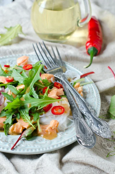 Salad with rice noodles and salmon — Stock Photo, Image