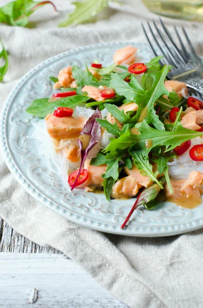 Funchoza salad,  salmon and arugula — Stock Photo, Image