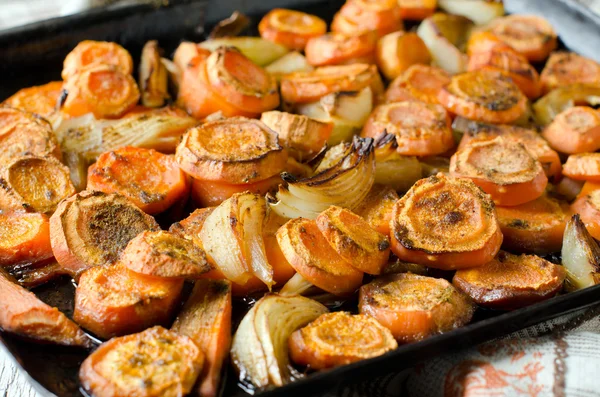 Carote al forno con cipolle — Foto Stock