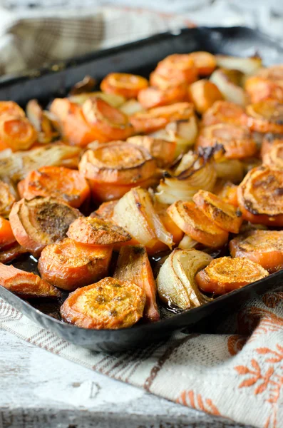 Carote al forno con cipolle — Foto Stock