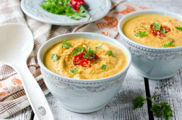 Sopa de crema de zanahoria con chile rojo —  Fotos de Stock