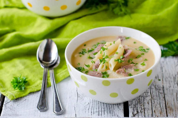 Sopa de crema de pollo con pasta —  Fotos de Stock