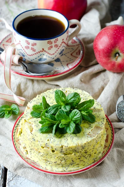 Torta di formaggio con semi di papavero e mele — Foto Stock