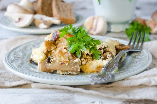 Kohl und Champignons mit Käse gebacken — Stockfoto