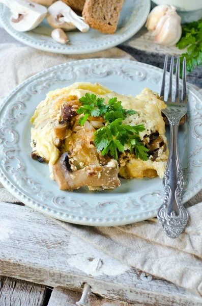 Cabbage and mushrooms baked with cheese — Stock Photo, Image