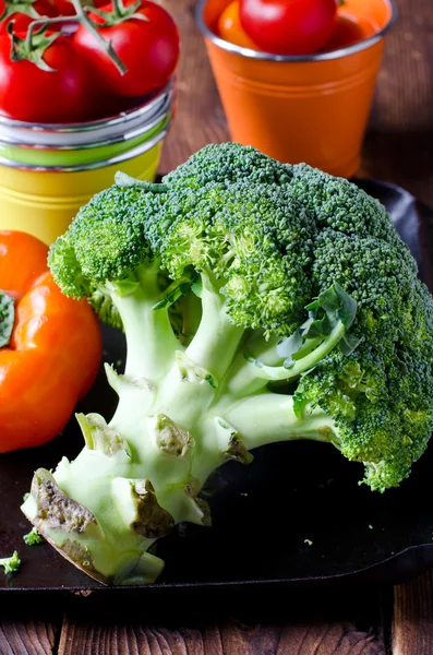 Raw broccoli, tomatoes, peppers — Stock Photo, Image