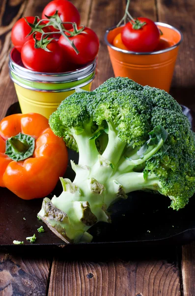Brócoli crudo, tomates, pimientos — Foto de Stock
