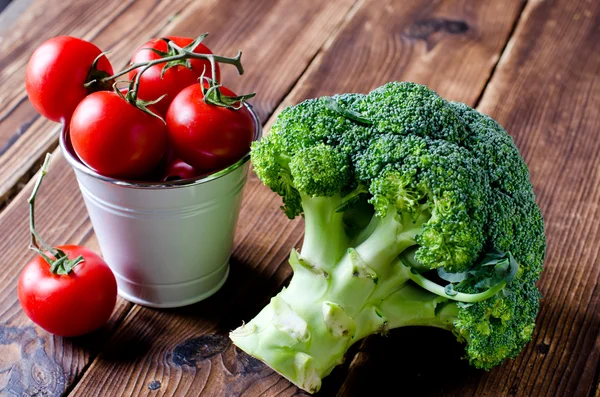 Rå broccoli, tomater - Stock-foto
