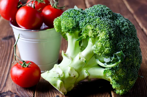 Ruwe broccoli, tomaten — Stockfoto