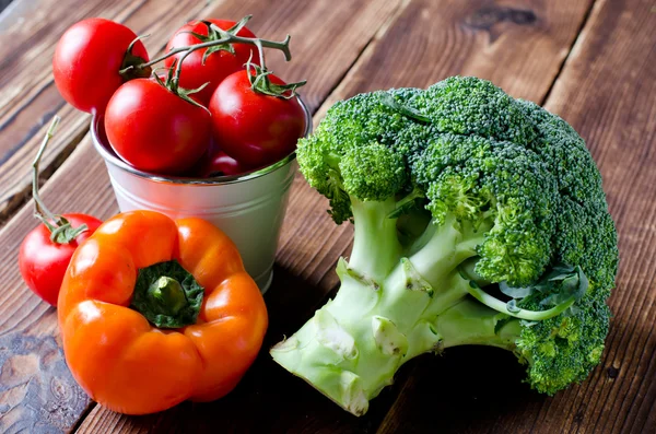 Brokoli mentah, tomat — Stok Foto