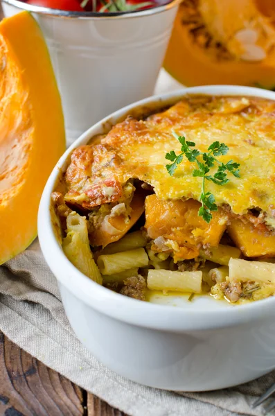 Gratinado de macarrão de abóbora e carne picada — Fotografia de Stock