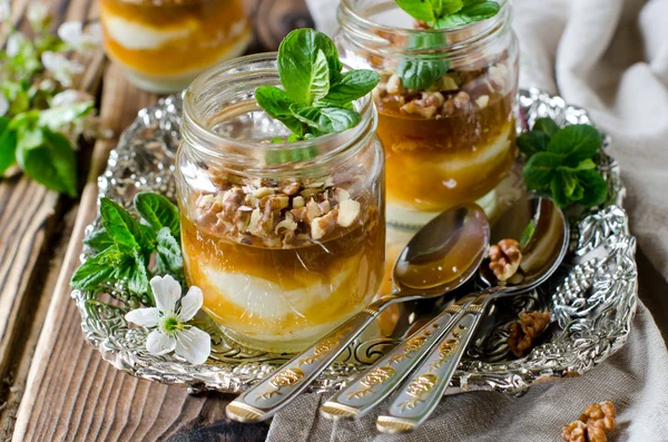 Wrongel dessert met jam in een glazen pot — Stockfoto