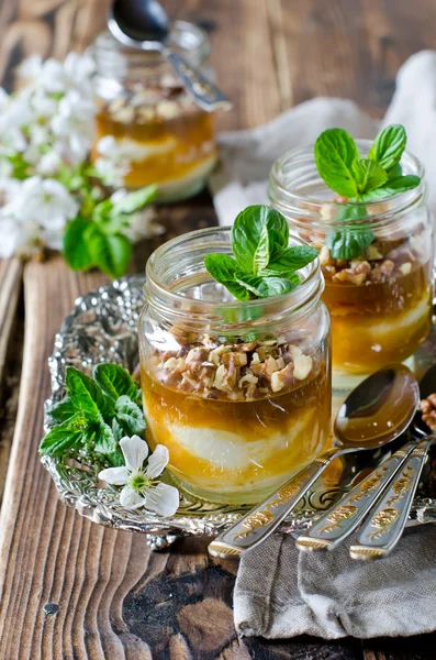 Творожный десерт с вареньем в стеклянной банке — стоковое фото
