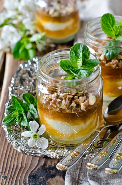 Wrongel dessert met jam in een glazen pot — Stockfoto