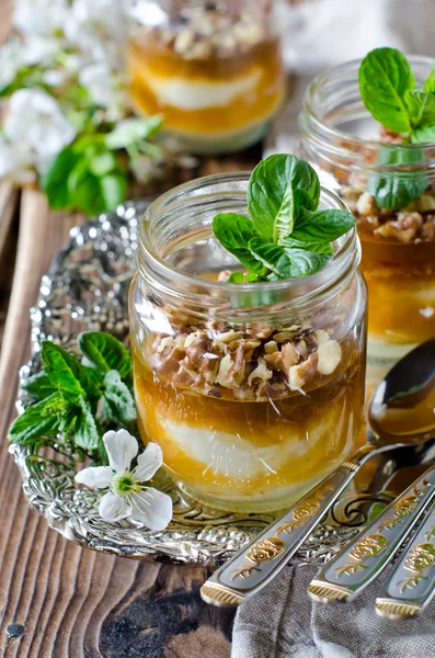 Postre de cuajada con mermelada en un frasco de vidrio — Foto de Stock