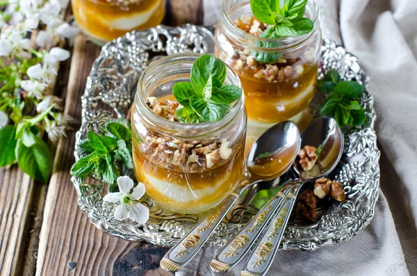 Quark-Dessert mit Marmelade im Glas — Stockfoto