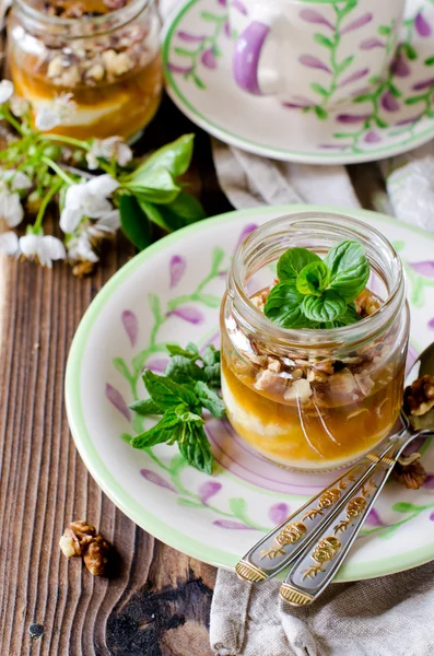 Quark-Dessert mit Marmelade im Glas — Stockfoto