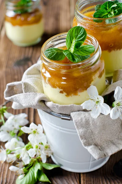 Postre de cuajada con mermelada en un frasco de vidrio —  Fotos de Stock