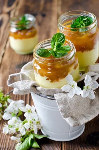 Wrongel dessert met jam in een glazen pot — Stockfoto