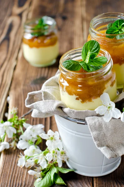 Postre de cuajada con mermelada en un frasco de vidrio —  Fotos de Stock