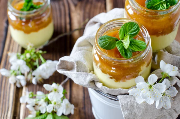 Dessert caillé avec confiture dans un bocal en verre — Photo