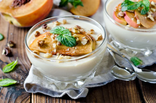 Mousse de melocotón con nueces y menta — Foto de Stock