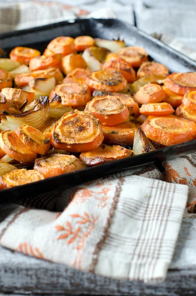 Carrots baked with onions — Stock Photo, Image