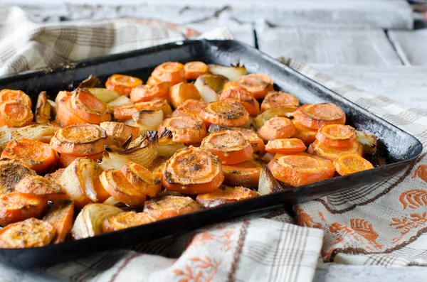 Carrots baked with onions — Stock Photo, Image