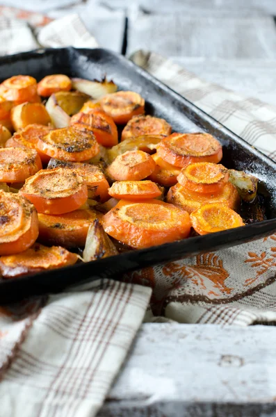 Carote al forno con cipolle — Foto Stock