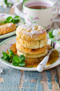 süzme peynirli reçelli krep.