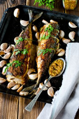 sarımsak ve baharat ile fırında uskumru